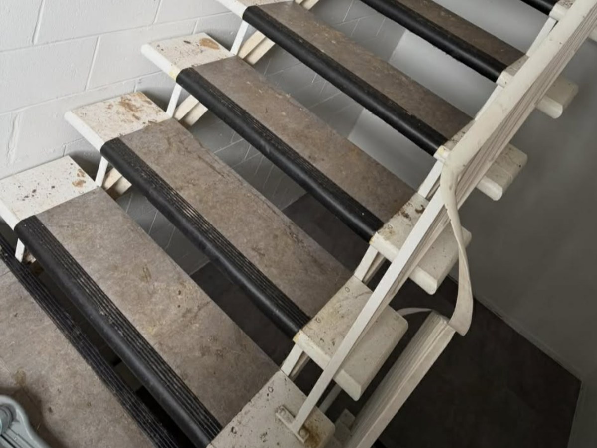 Avant - Lavage de cage d'escaliers